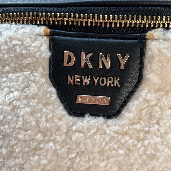 DKNY BUM BAG shearling NWT - Picture 2 of 10